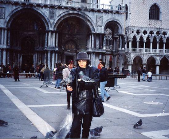 1993年,董蕾于意大利威尼斯圣保罗教堂前。