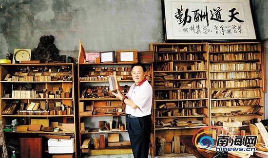 洪少友和他收藏的海南名贵木材标本。