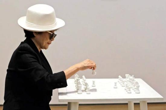 MoMA展览现场:小野洋子1966年的作品《白色国际象棋》