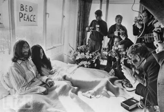 《战争中的休息》(照片),1965年洋子和列侬新婚后不久,花费一周时间躺在床上,以表达对战争的抗议