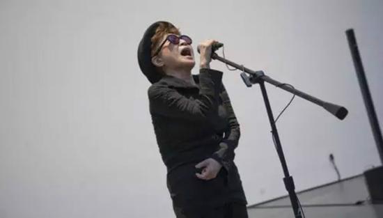 2010年,在MoMA举办的当代艺术藏品展览中,小野洋子现场表演《女高音》