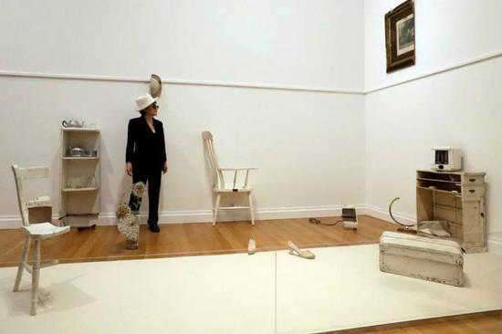MoMA展览现场:小野洋子和她的装置作品《Half-A-Room》