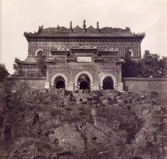 遭到破坏的清漪园智慧海及众香界。直到光绪时期,清漪园才以“颐和园”这个新身份焕然重生。