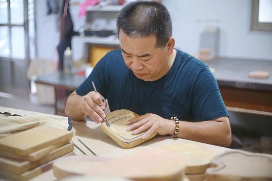 李春汉在工作室内制作尼山砚。