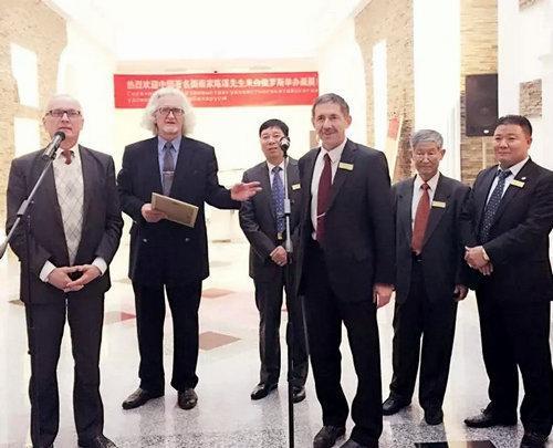 白俄罗斯文化部部长斯维特洛夫在陈谋画展开幕式发表讲话