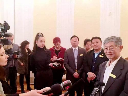 中国艺术家代表团团长陈谋接受白俄罗斯媒体采访