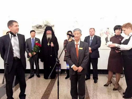 中国艺术家代表团团长陈谋在自己的画展开幕式发言
