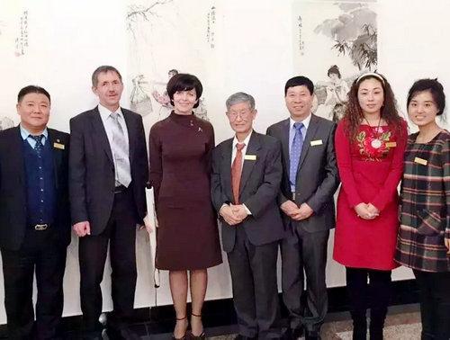 中国艺术家代表团和白俄罗斯议会相关领导交流时合影留念