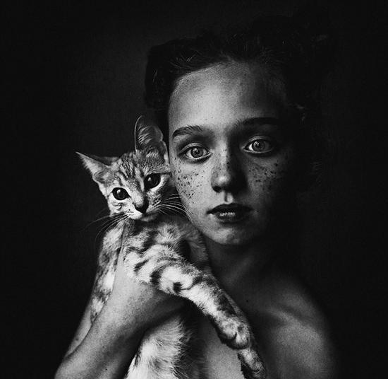 一个长得像猫一样的小女孩。摄影:俄罗斯Uliana Kharinova。