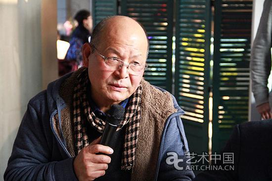上海美术家协会副主席、原华东师大艺术学院院长周长江主持研讨会