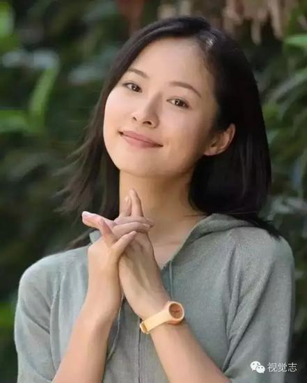 她是《我们无处安放的青春》里的周蒙,温婉恬静。