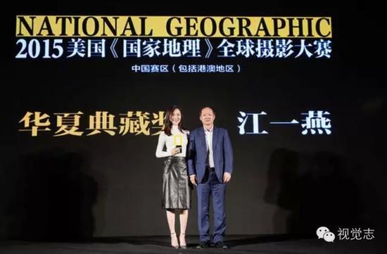 获奖后,江一燕向曾经师从的知名摄影家董建成致谢: