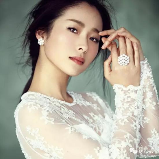她是清纯的、时尚的、婉约的绍兴姑娘。