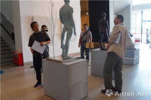 评委们评审作品现场