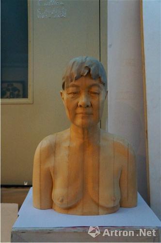 三等奖 雕塑系 朱妙芬《时间的谎言之68岁》55x40x30cm 椴木