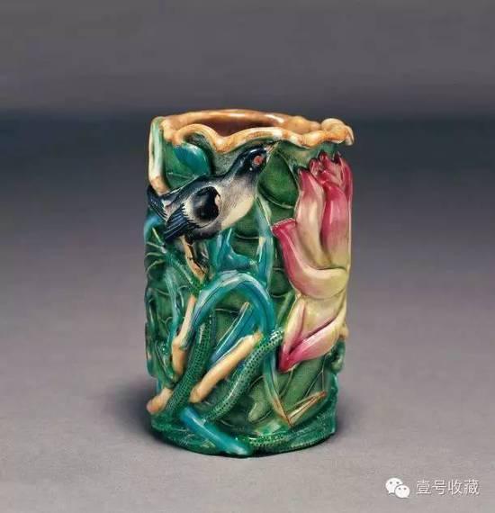 粉彩雕莲花花鸟笔筒 清 道光