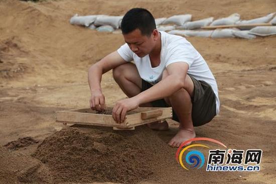 考古人员在三亚英墩新石器遗址进行第二季度的发掘工作