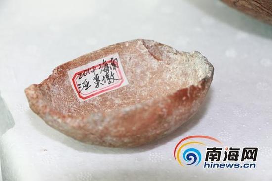 三亚英墩新石器遗址发掘出土相对完整的陶器