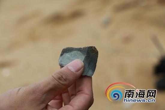考古人员在三亚英墩新石器遗址出土的石器