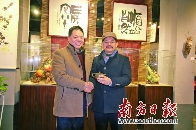 广东陶艺家潘汾淋受赠河南陶艺家辛国正釉烧的钧瓷窑变茶壶。