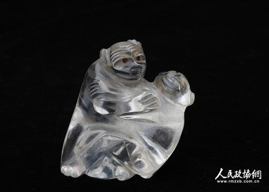 水晶双猿书镇 清代 图片由首都博物馆提供