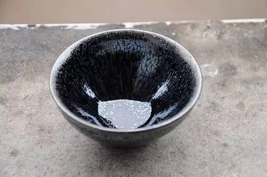 油滴的釉面多数为边缘界限清晰的不规则结晶。盏内底部油滴斑纹布满的尤为珍贵。