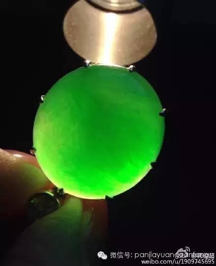 天然的翡翠表面光泽很强,透光照纹理连续而且清晰。