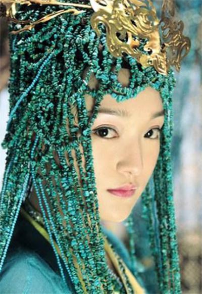 看过《孔子》的朋友们一定都会记得周迅扮演的南子,那一头垂落的绿松石,独特又不失大气。
