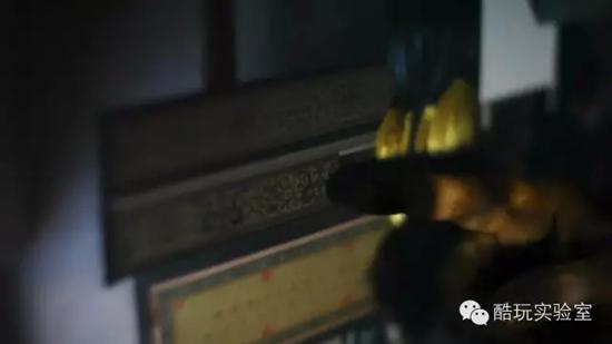 终于他有了一个灵感,他放了一个反射镜在投影所在的墙上。