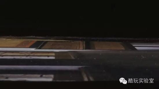就在画画的过程中,他还发现了一件有趣的事情。