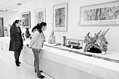 观众在欣赏上海国际艺术品交易中心首场拍卖会的拍品。CFP