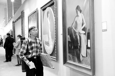 参观者在北京保利秋季拍卖预展上欣赏现代油画。CFP