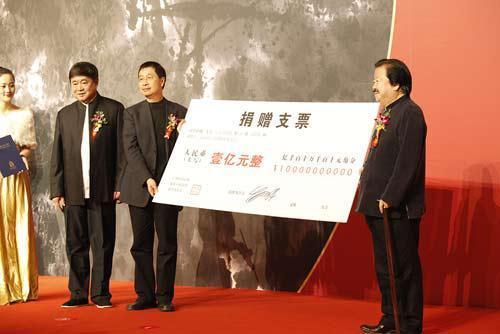 这是捐赠仪式的现场,右一即为捐赠者、国画大师崔如琢。