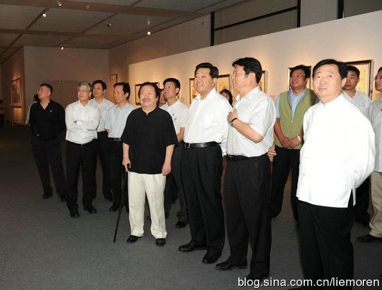 崔如琢与贾庆林参观国博展览