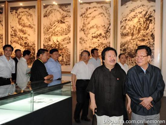 2010年,崔如琢与李瑞环在国家博物馆举办的“大写神州·崔如琢艺术展”