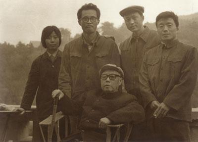 1976年崔如琢(右一)与李苦禅先生
