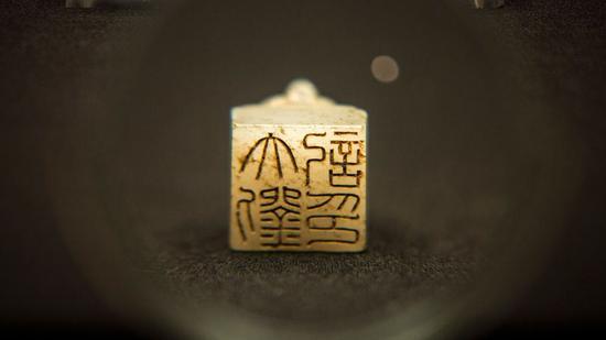 3月2日起,《五色炫曜——南昌汉代海昏侯国考古成果展》在首都博物馆展出, 图为刻有“大刘记印”的印章