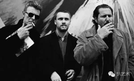 大卫·鲍伊、达明安·赫斯特、朱利安·施纳贝尔(Julian Schnabel)的合影