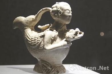 《定窑人首摩羯形壶》辽代