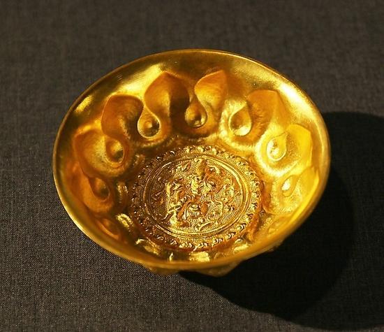 錾花金碗