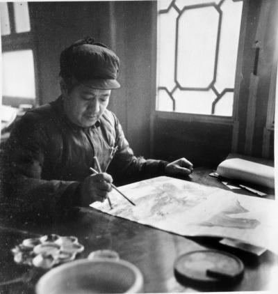 解放初王竹坪在进行绘画创作
