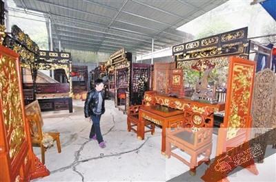 杨辉收藏的古董床。