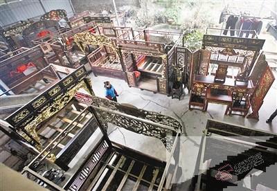 杨辉在歌乐山上一个仓库中,收藏着数十张古董床,请专人看管。 记者 雷键 摄
