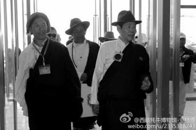 亚格博(右1)和牧民日诺、才崩走进牦牛博物馆。