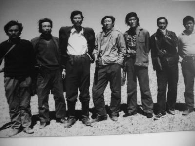 1985年亚格博(左3)在双湖搞工作组。