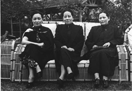 1942年4月17日,宋美龄、宋蔼龄、宋庆龄(左起)出席中美文化协会赠送会“海鹰图”茶会。(资料)