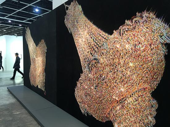 咸京我, 《五座城市的大吊灯》,2016 图片: artnet News