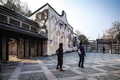 约翰·考美林的作品《任何方向》,地面上的圆会停停转转。
