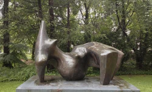 亨利·摩尔,《侧卧的人》(Reclining Figure)