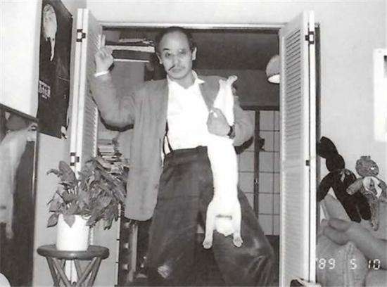 チロ在 1988 年来到荒木家